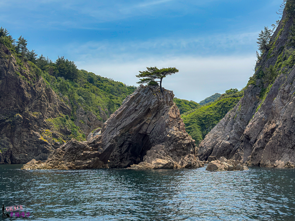 搭乘環島小型船探索浦富海岸奇岩秘境，親身體驗湛藍海蝕洞之美